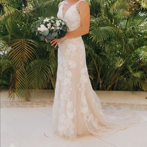 Plunging Lace Wedding Gown with Floral Applique
MELISSA SWEET MS251200